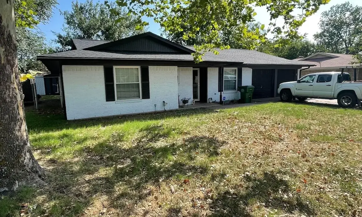 Professional roofing crew working on a residential roof in Horn Lake